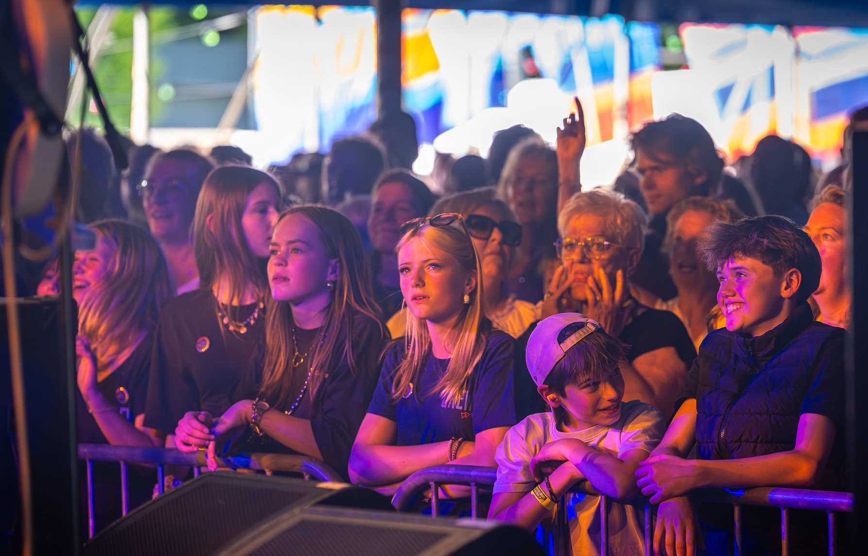 Publiek vooraan tijdens een optreden van Club Le Bon