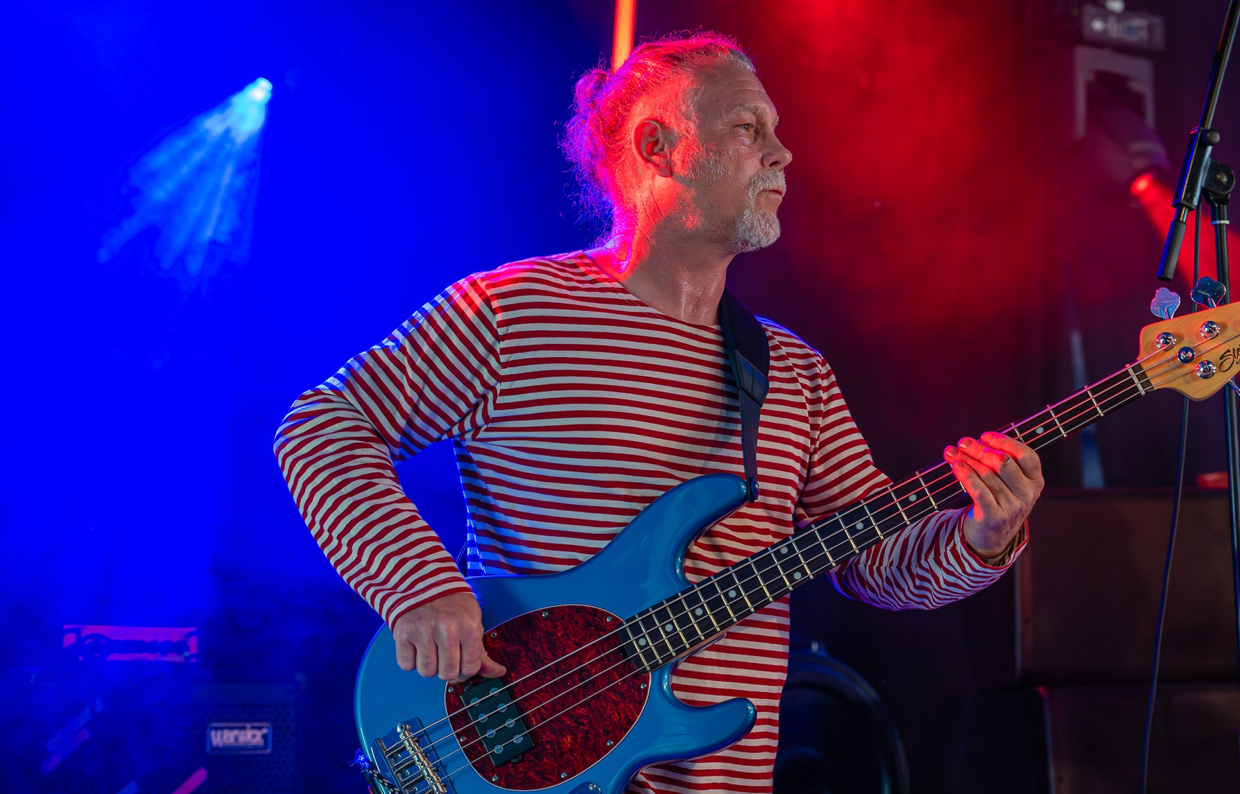 Bassist van Club Le Bon live op het podium