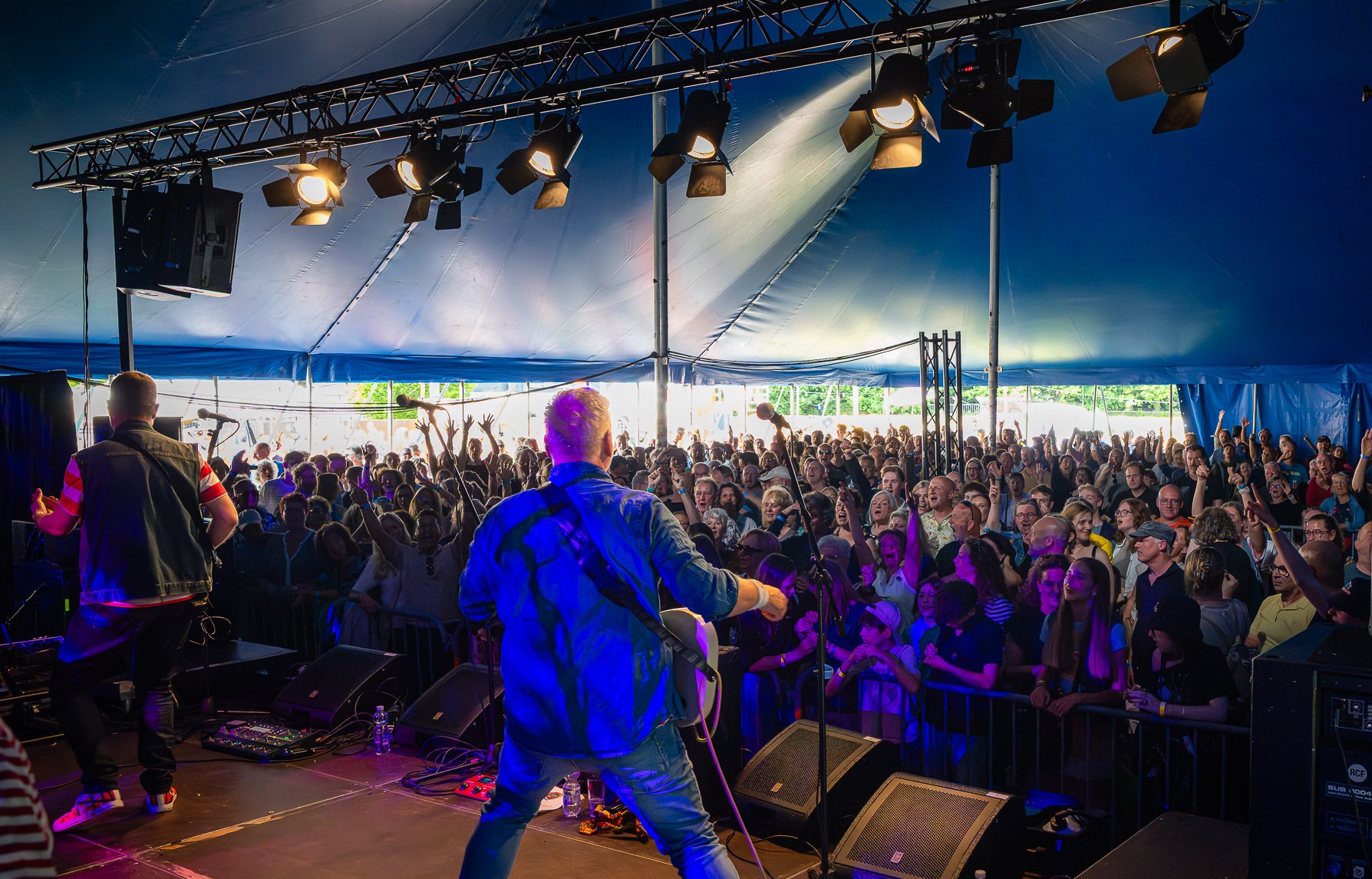 Club Le Bon vanaf het podium met een volle tent