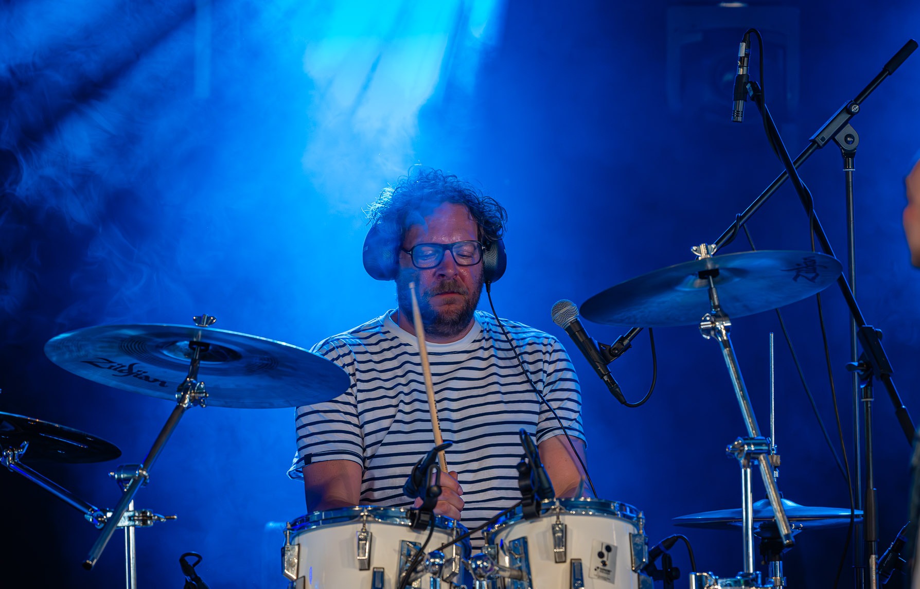 Drummer van Club Le Bon live in blauw podiumlicht