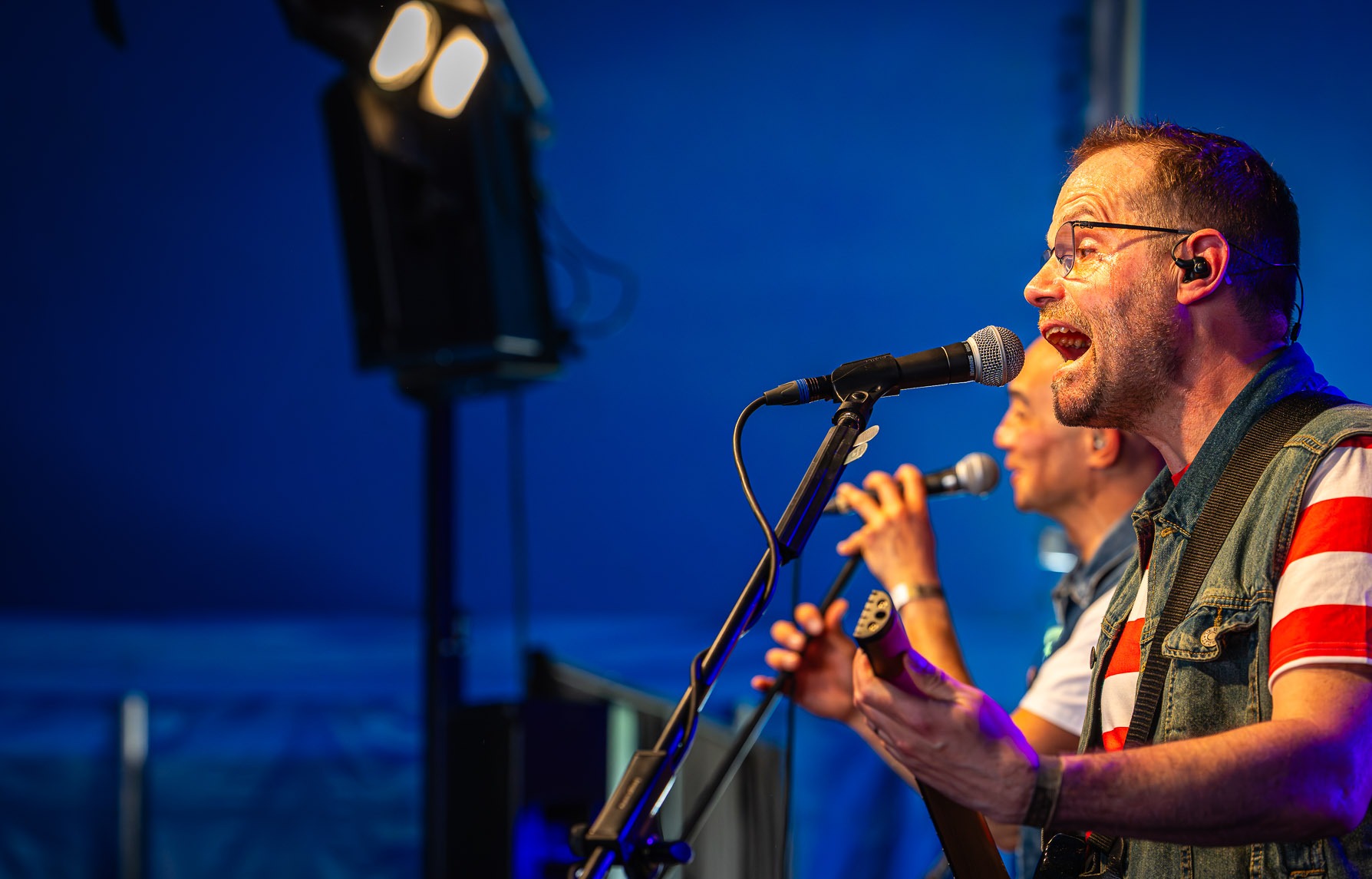 Gitarist van Club Le Bon live tijdens de show