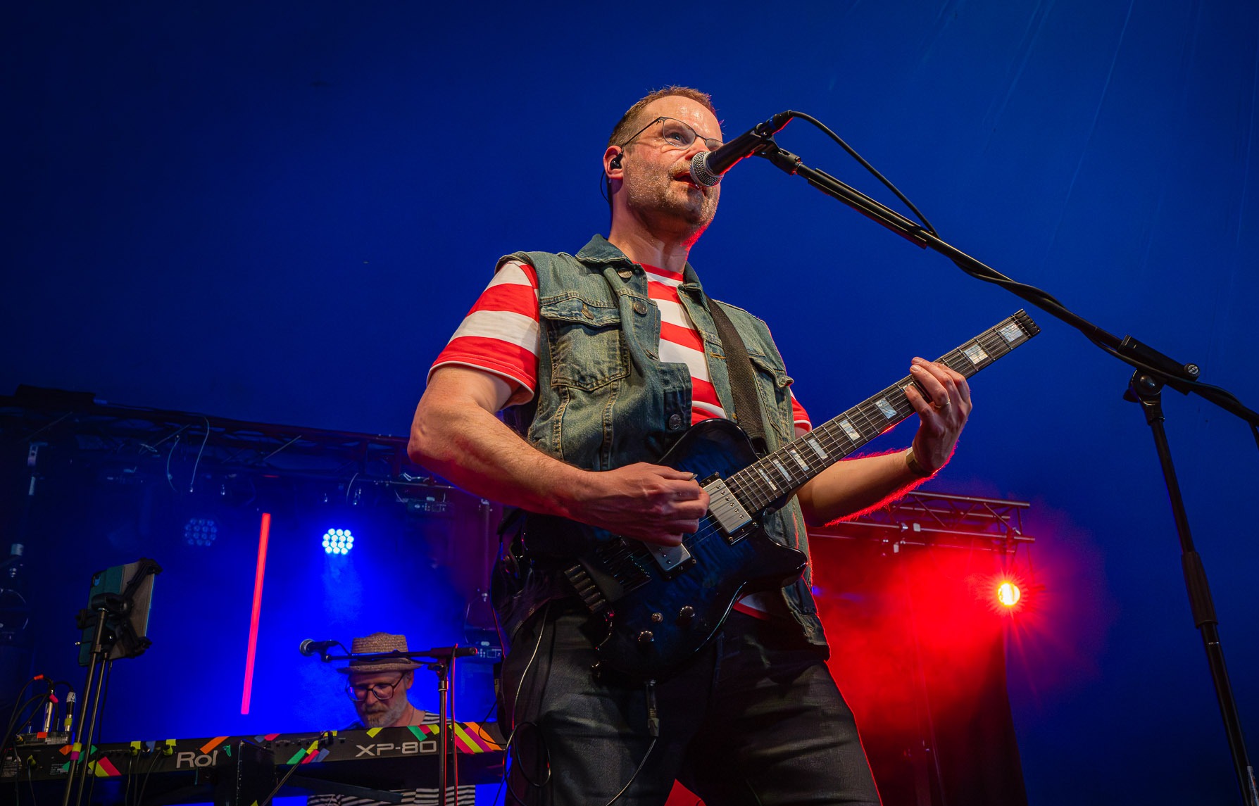 Gitarist van Club Le Bon op het podium tijdens Sweet Freedom