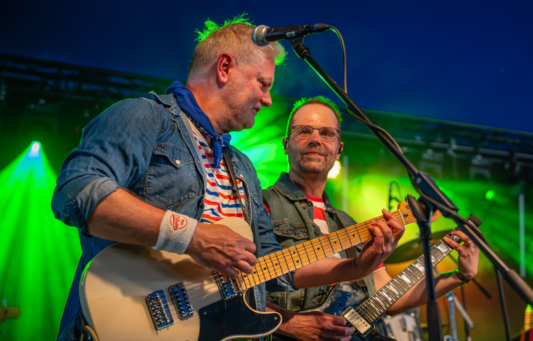 Twee gitaristen van Club Le Bon samen in actie tijdens de live show
