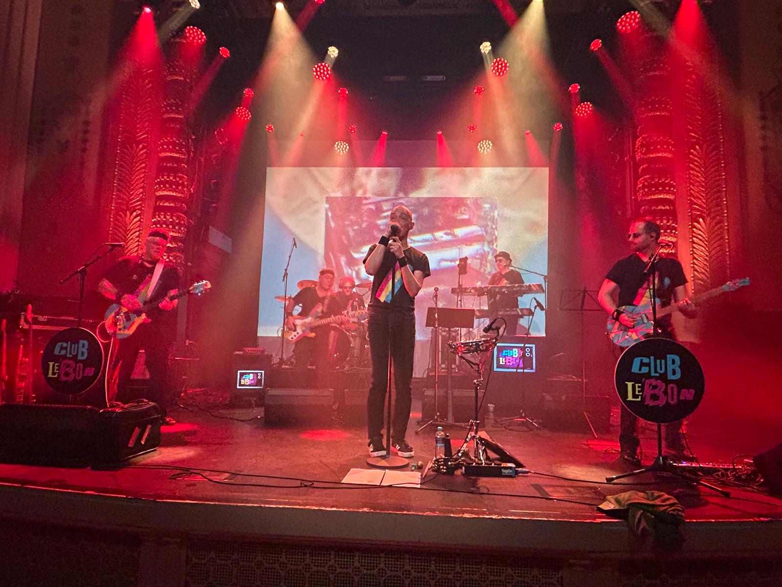 Club Le Bon live in rood podiumlicht met band, visuals en publiek