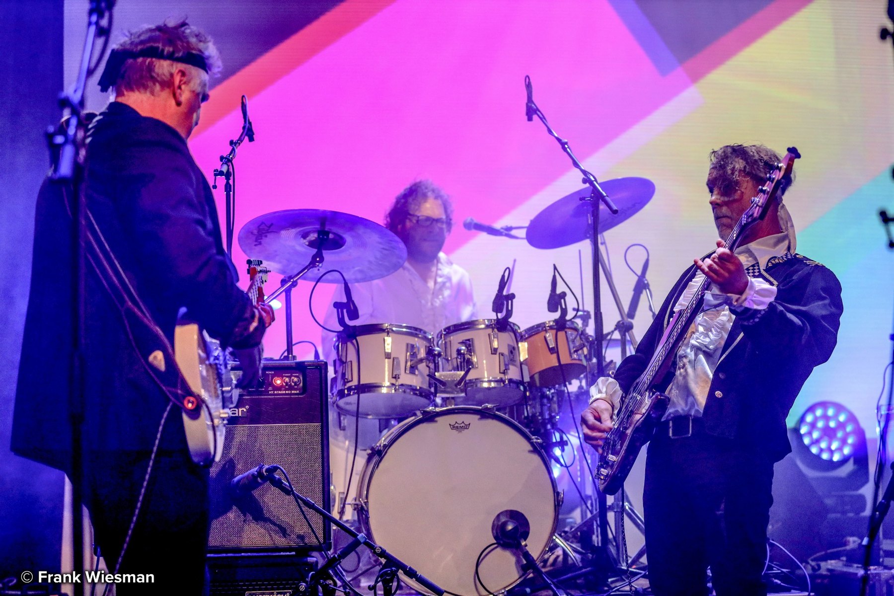 Muzikanten van Club Le Bon samen in actie tijdens een live optreden