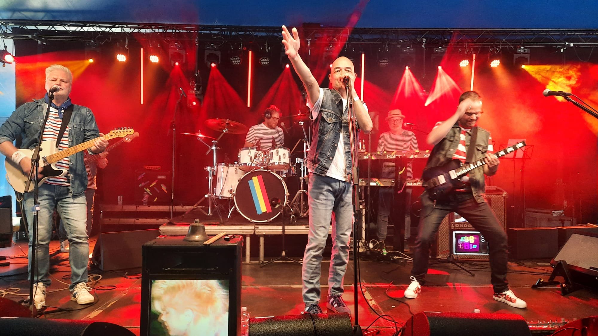 Club Le Bon als complete eighties tribute band op het podium