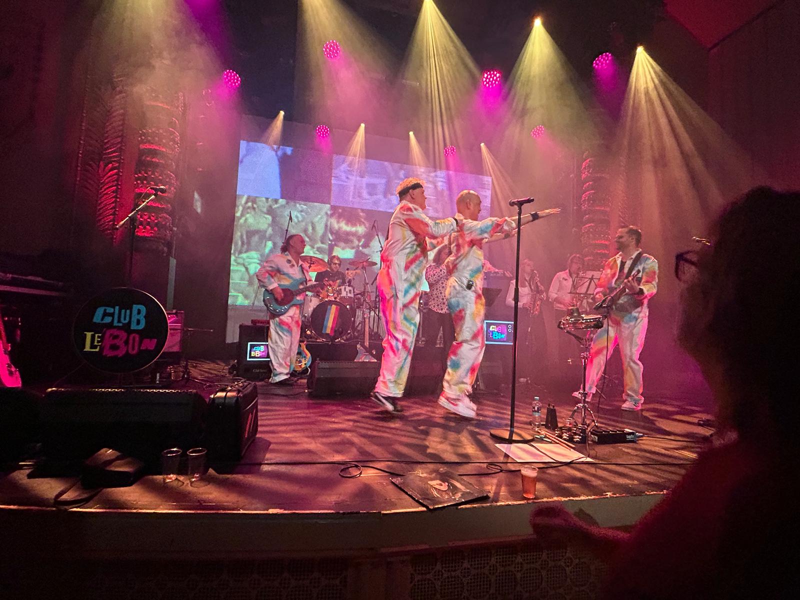 Club Le Bon live met eighties outfits, visuals en podiumshow